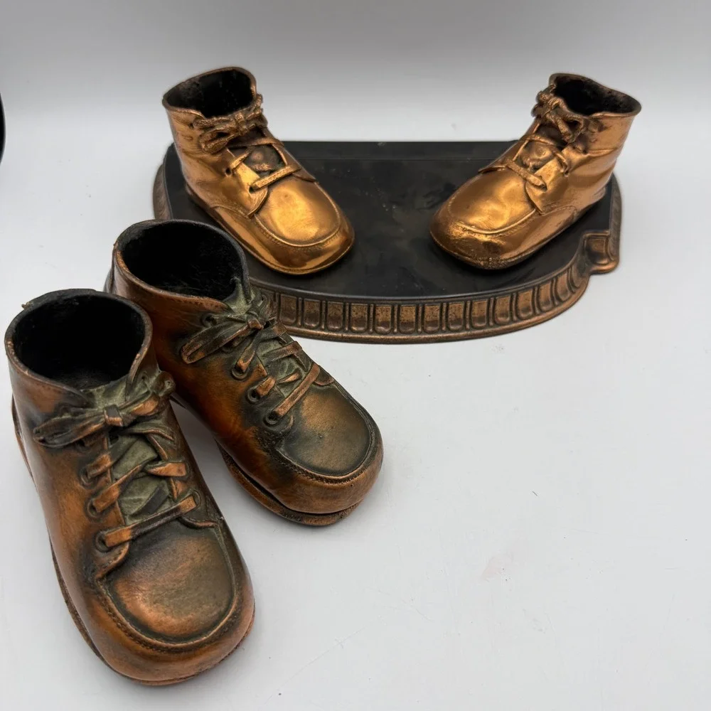 Vintage Bronzed Baby Shoes Keepsake Display Stand Set Copper Tone 6098 Decor